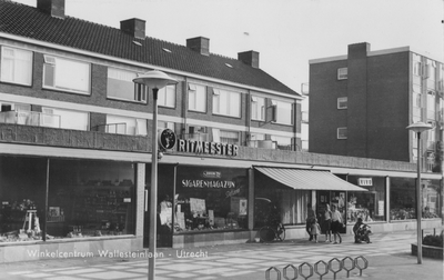 605743 Gezicht op enkele winkels in het winkelcentrum aan de Wallesteinlaan te Utrecht.